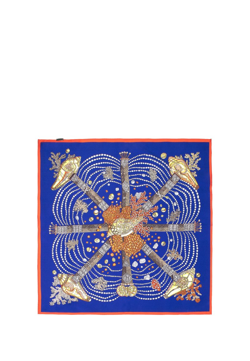 Foulard di seta con uno sfondo blu vibrante, intricati motivi in oro e arancio, e tocchi di rosso. Il design include mani ed elementi decorativi.