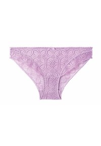 Culotte en dentelle lilas avec motif floral, bords festonnés et un petit nœud à l'avant. Tissu doux et fin avec une apparence transparente.