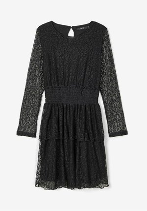 Vestido negro de encaje con mangas largas, espalda con abertura en forma de ojo de cerradura, cintura fruncida y falda con volantes en capas. Patrón floral texturizado en toda la prenda.