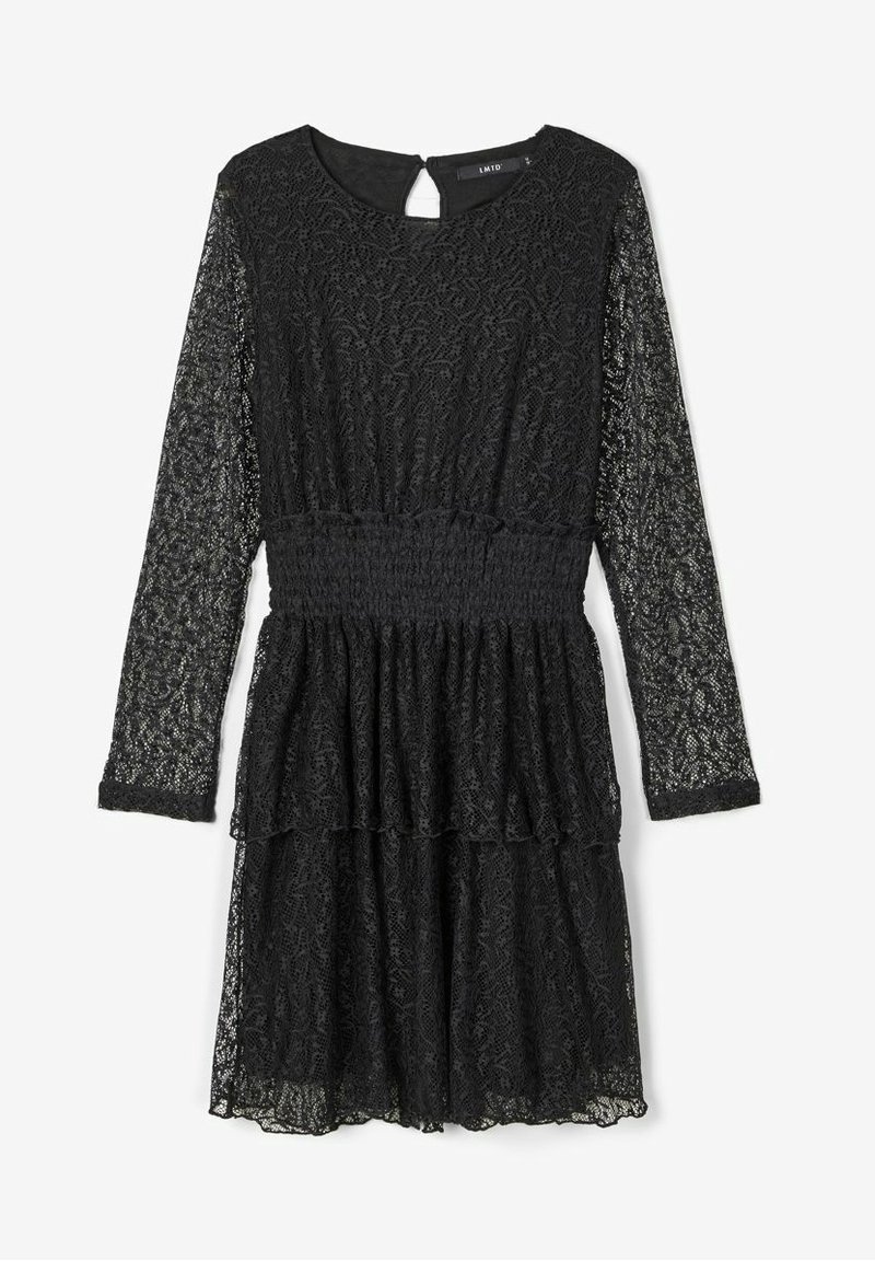 Robe en dentelle noire à manches longues, dos en trou de serrure, taille smockée et jupe à volants à étages. Motif floral texturé sur toute la surface.