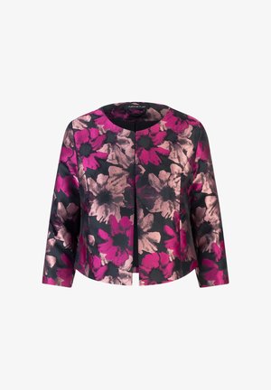 Veste fleurie en noir, rose et crème, avec un col rond, des manches trois quarts et une fermeture à l'avant par agrafe. Texture de tissu lisse.