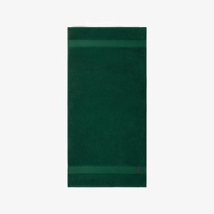 Dunkelgrünes Badetuch mit strukturierter Oberfläche, zwei horizontalen Akzentstreifen und einem kleinen Logo in der unteren Ecke.