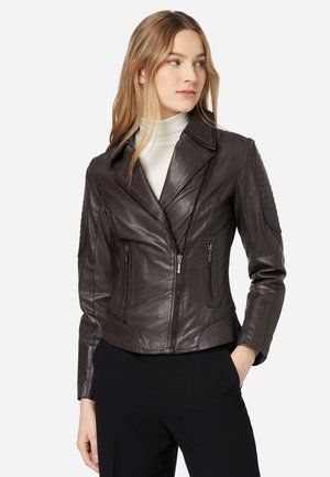 Veste de moto en cuir marron avec un design ajusté, revers pointe, fermeture éclair asymétrique à l'avant et accents texturés aux épaules. Comprend des poches zippées.