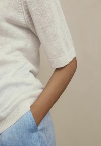 Next V-NECK - REGULAR FIT - Jednoduché tričko - white