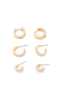 Conjunto de tres pares de pendientes: dos aros de tono dorado y uno con acentos de perlas, que presentan diseños redondos y curvados en varios tamaños.