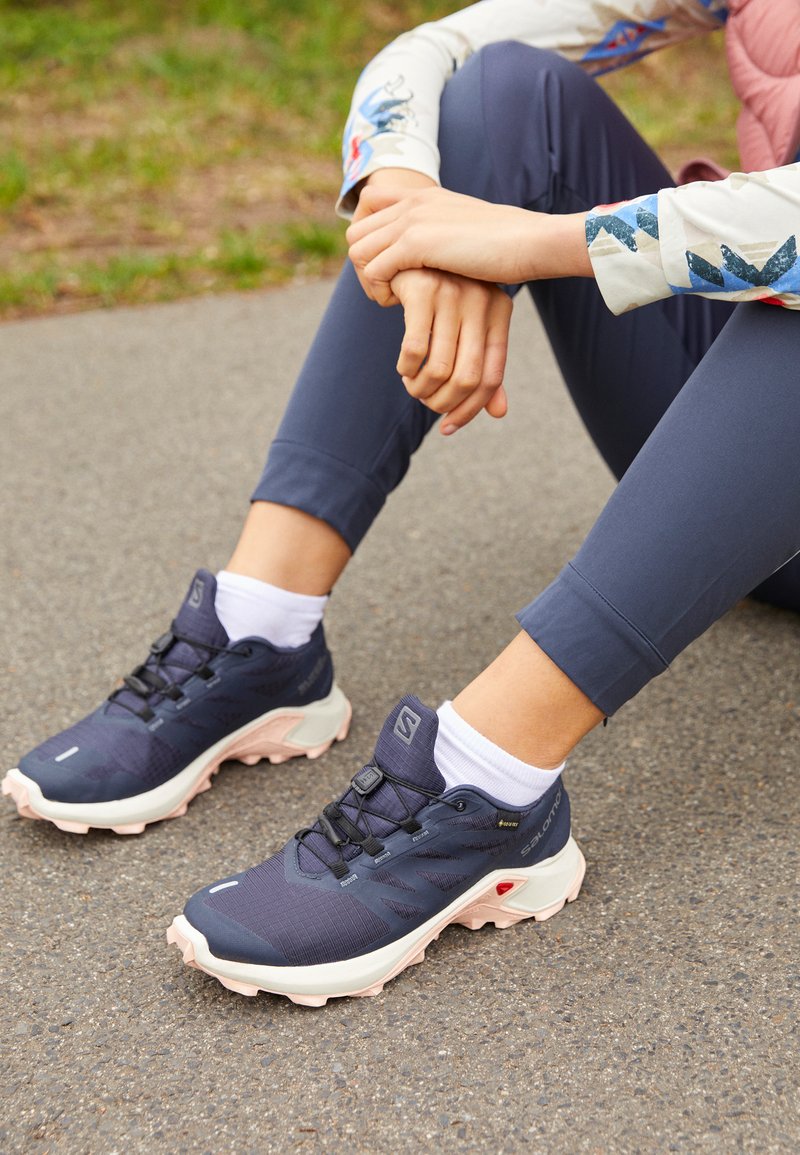 Salomon SUPERCROSS 3 GTX - Trail running shoes - india ink/vanilla/peachy  keen/red - Zalando.de
