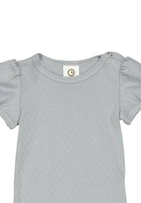 Haut gris clair à manches courtes avec un motif texturé, col rond et une fermeture à pressions sur l'épaule pour un enfilage facile.