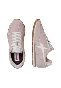 Sneakers rosa chiaro con accenti bianchi, materiali in suede e rete, chiusura con lacci, suole in gomma e design a profilo basso.