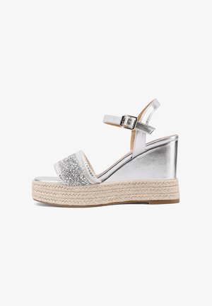 Sandalo wedge argento con piattaforma espadrille testurizzata, design a strisce, una banda decorativa scintillante e fibbia regolabile alla caviglia.