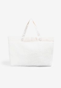 Weiße Plüsch-Tote-Tasche mit einer weichen Textur, ausgestattet mit gemusterten Tragegriffen in einem beigen Farbton. Schlichte, rechteckige Form ohne zusätzliche Verzierungen.