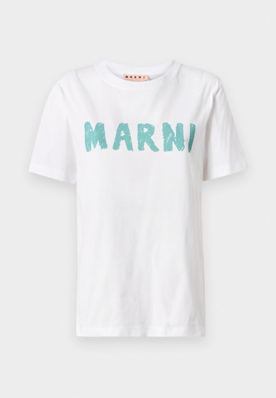 Valge puuvillane T-särk, millel on tekstuurne türkiissinine graafika, mis kirjutab "MARNI" ette. Klassikaline ümar kaelus ja lühikesed varrukad.