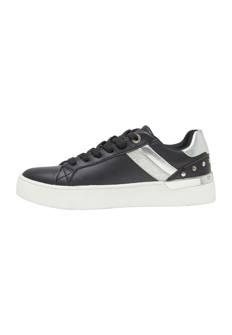 Sneaker nera in pelle con dettagli argentati, punta rotonda, design con lacci e suola bianca con borchie decorative sul tallone.