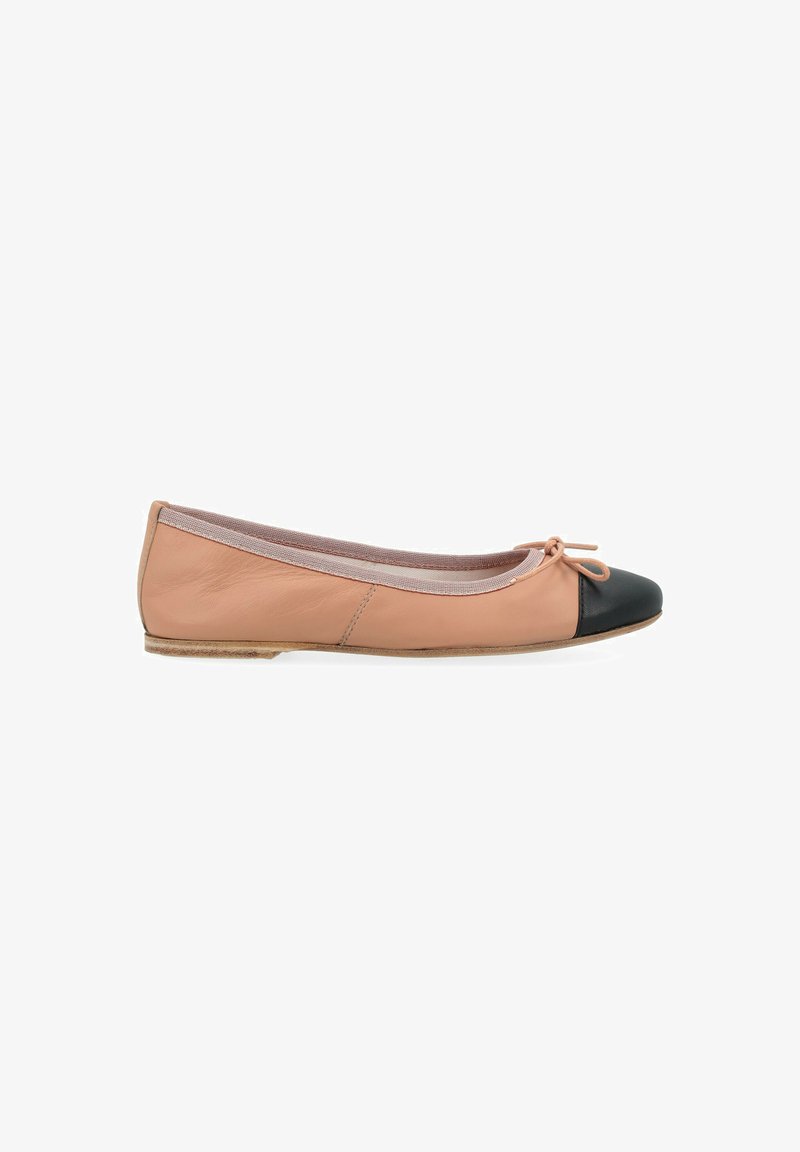 Ballerines en cuir rose clair avec un capuchon en cuir noir, présentant un petit nœud sur le devant et une semelle plate.