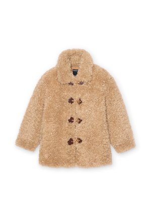 Abrigo de faux shearling beige con gran solapa y cuatro cierres de toggles marrones, exhibido plano sobre fondo blanco.