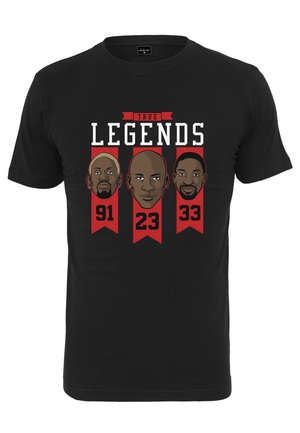 Maglietta nera con la scritta "True Legends" sopra tre volti maschili illustrati e i numeri 91, 23 e 33 su striscioni verticali rossi.