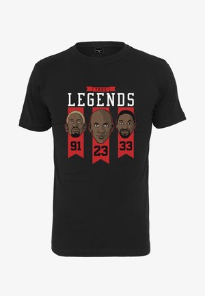 Czarna koszulka z napisem „True Legends” nad trzema ilustrowanymi męskimi twarzami oraz liczbami 91, 23 i 33 na czerwonych pionowych transparentach.