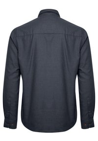 Mørkegrå langermet skjorte, med knapper på kragen, glatt tekstur, avrundet kant, to knappeender med brune detaljer, minimalistisk design.