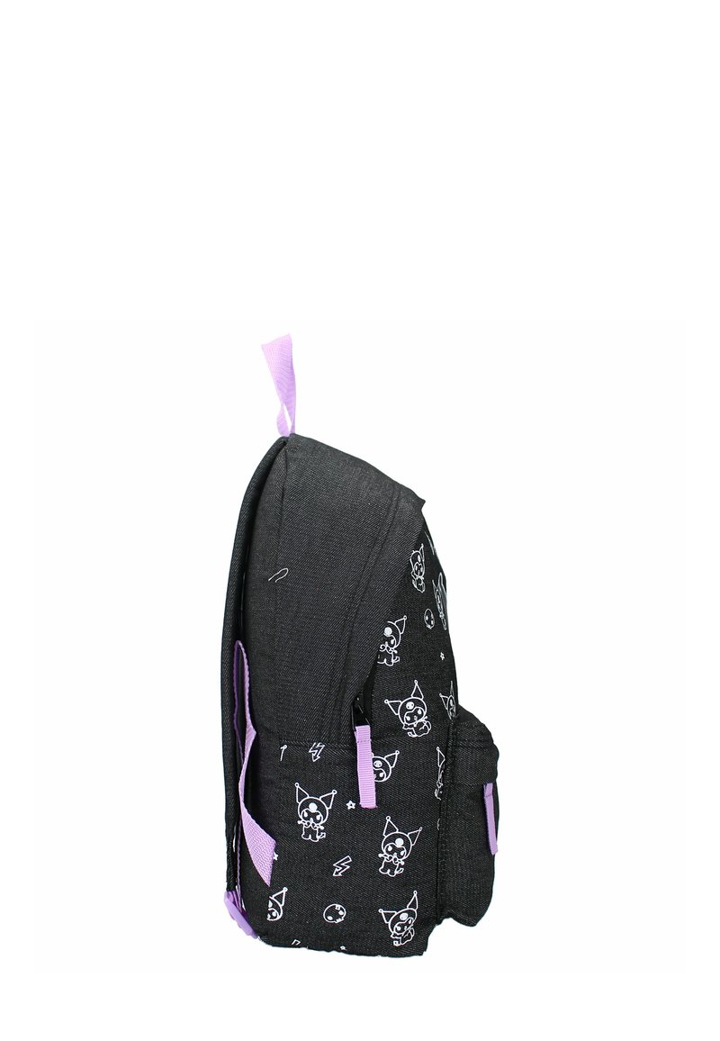La mochila de tela negra presenta acentos morados, patrones impresos caprichosos, un bolsillo lateral y un lazo en la parte superior para colgar.