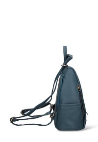 Zaino in pelle verde acqua con forma triangolare, spallacci regolabili, tasca con zip e dettagli in metallo dorato. Finitura strutturata.