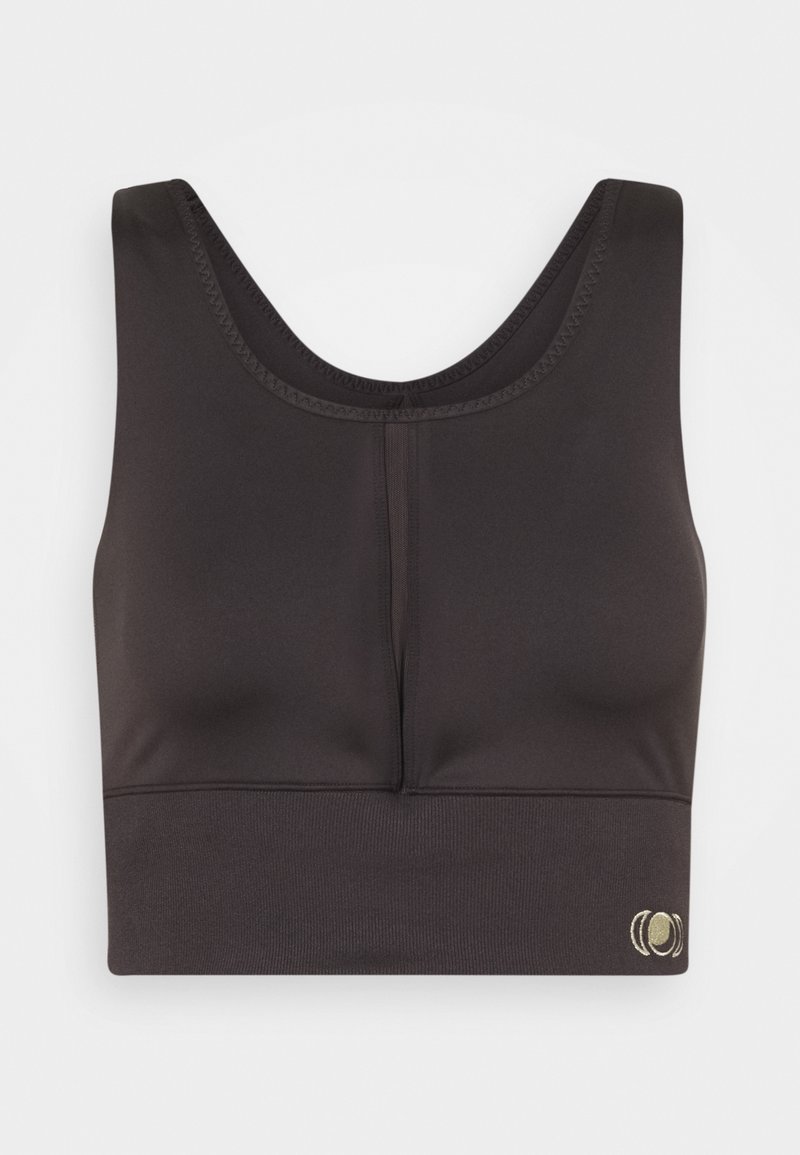 Brassière de sport noire sans coutures avec larges bretelles, encolure dégagée et petit logo sur le bas à gauche.