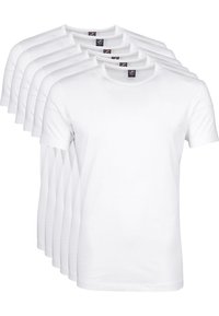 Vijf witte katoenen t-shirts met korte mouwen, lichtjes overlappend gestapeld. Elk shirt heeft een ronde halslijn en een rechte zoom, met een gladde textuur.