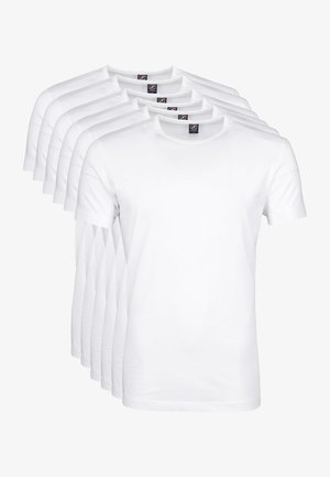 Vijf witte katoenen t-shirts met korte mouwen, lichtjes overlappend gestapeld. Elk shirt heeft een ronde halslijn en een rechte zoom, met een gladde textuur.