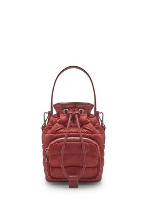 Piccola borsa trapuntata rossa con tasca frontale con zip, chiusura con coulisse e manico superiore corto.