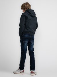 Černá kapucínová bunda, lehký materiál, elastický pas. Nosit s tmavými džíny a bílými teniskami s červenými akcenty. Viditelný pohled ze zad.