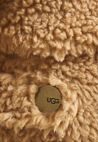 UGG - FRANKIE SHERPA TRUCKER JACKET - Winter jacket - camel - 2