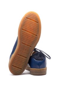 Scarpe in pelle blu con un accento in camoscio, caratterizzate da una suola in gomma marrone e una presa testurizzata. I lacci sono visibili sulla parte superiore.