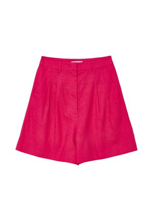 Pantaloni corti in lino fucsia con vita alta, fronte plissettato e tasche laterali, caratterizzati da un colore uniforme e pulito senza motivi o dettagli aggiuntivi.