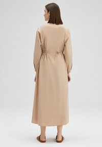 Touché Privé FRILLY WAISTED POPLIN - MODEST - Rochie de zi - beige