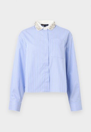 Ανοιχτό μπλε μπλούζα με μακριά μανίκια, λεπτές κάθετες λευκές και μαύρες ρίγες, τσέπη μπροστά και λευκό γιακά διακοσμημένο με μαργαριτάρια και χάντρες.