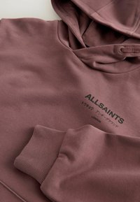 Bordový mikina s prednou vreckom, rebrovanými manžetami a kapucňou na šnúrku. Obsahuje čierny potlač "ALLSAINTS". Mäkká textúra.
