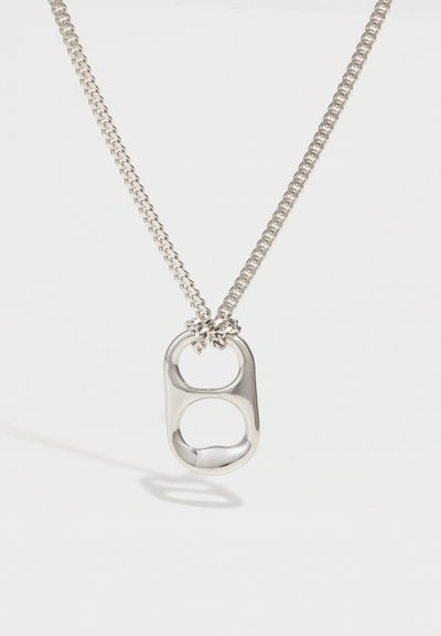 Collana d'argento con catena e un pendente caratterizzato da un design a doppio anello, texture liscia e finitura lucida.