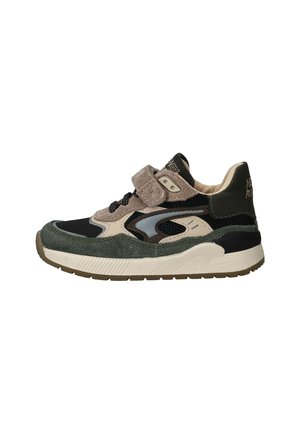Sneaker aus einer Mischung aus schwarzem Mesh, grauem Wildleder und grünen Akzenten. Runde Zehenpartie, gepolsterter Kragen und Klettverschluss für einen sicheren Sitz.