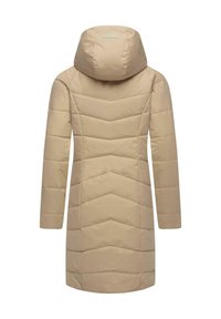 Beige vadderad jacka med chevron-quiltat mönster, långa ärmar och huva. Tyget ser slätt ut med en subtil lyster; logotyp vid nederkanten.