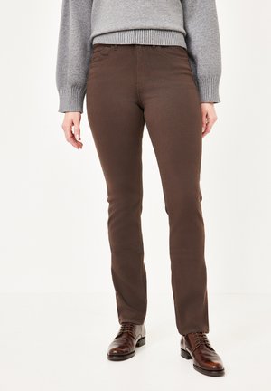 Braune Baumwollmischhose mit geradem Schnitt, Reißverschluss und frontalen Taschen, kombiniert mit dunkelbraunen Lederschuhen und einem grauen Pullover.