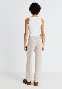 Pieces PCLAYA MW WIDE  - Housut - simply taupe/coconut milk