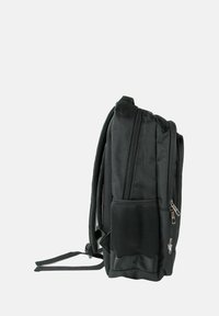 Sac à dos noir avec plusieurs compartiments, doté d'un extérieur en tissu, d'une poche latérale en maille texturée et de bretelles réglables. Accentuation par des fermetures éclair incluse.