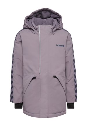 Lyse lilla vinterjakke med hætte med sorte mønstrede striber på ærmerne, forlommerne og "hummel" logo på brystet.