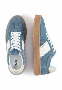 Blå ruskindsneakers med hvide læderdetaljer, rund tå, flade hvide snører og en gummi gummisål. Har brandlogo indeni.
