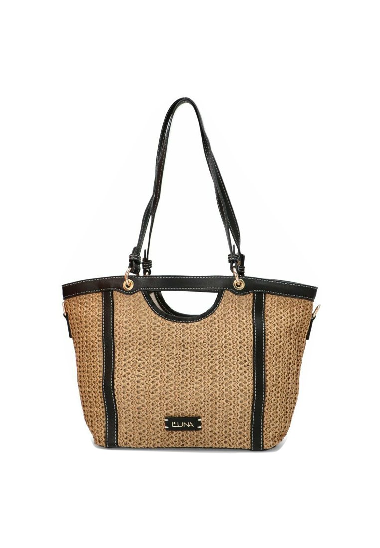Bolso de paja tejido en beige con acentos de cuero negro, que presenta dos asas para el hombro y un diseño abierto en la parte superior. Detalles en hardware dorado visibles.