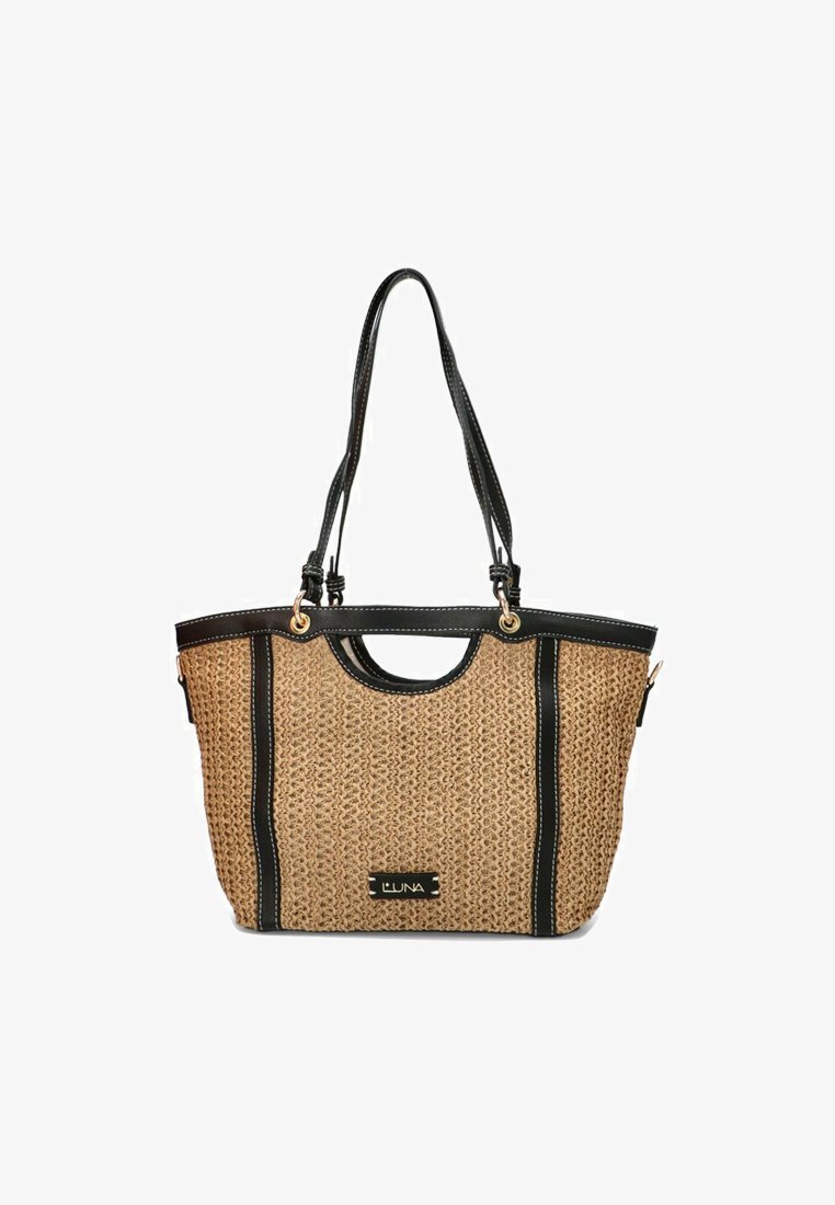 Bolso de paja tejido en beige con acentos de cuero negro, que presenta dos asas para el hombro y un diseño abierto en la parte superior. Detalles en hardware dorado visibles.
