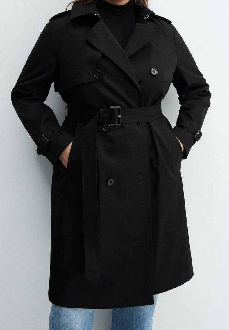 Schwarzer Trenchcoat mit doppelreihigen Knöpfen, tailliert mit Gürtel und weitem Kragen. Hergestellt aus glattem Stoff, mit Seitentaschen und verstellbaren Manschetten.