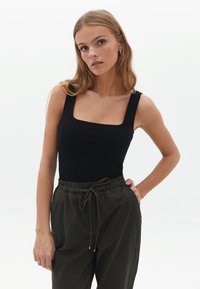 OXXO MIT ECKIGEM AUSSCHNITT - Top - black