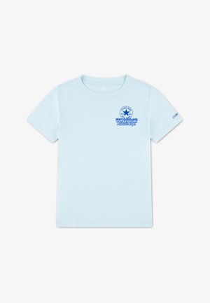 T-shirt en coton bleu clair à manches courtes. Présente un col rond et un motif graphique à l'avant avec un texte bleu et un logo.