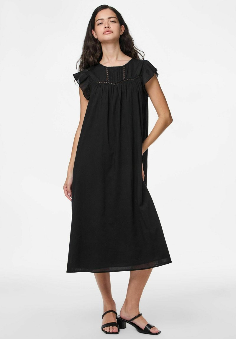 Juoda midi suknelė su rankovėmis-kapeliais, sukrautu liemeniu su nėrinių akcentais ir laisvu siluetu. Medžiaga lygi, su nedideliu blizgesiu.