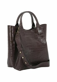 Sac fourre-tout en cuir marron foncé avec texture crocodile, doté de poignées doubles, d'une bandoulière amovible et d'accents en métal doré.