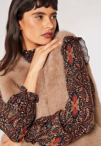 Apricot ELEGANT  CROP  - Weste - brown